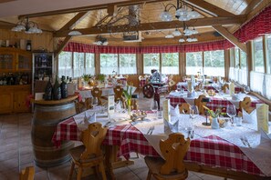 Petit déjeuner, déjeuner et dîner servis sur place