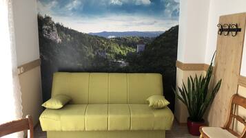 Habitación clásica, junto a la montaña | Escritorio, espacio para trabajar con laptop y cortinas blackout