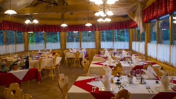 Ze serveren er ontbijt, lunch en diner