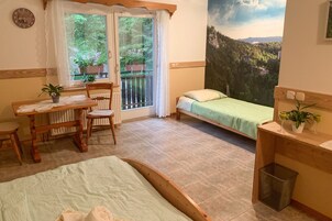 Habitación clásica, junto a la montaña | Escritorio, espacio para trabajar con un portátil, cortinas opacas