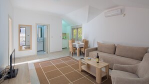 Appartement, 1 chambre, vue partielle sur la mer, face à la mer | Aire de séjour | Téléviseur à écran plat