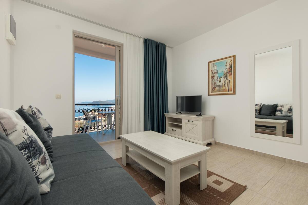 Apartamento Confort, 1 habitación, baño privado, vistas al mar | Zona de estar | Una televisión de pantalla plana