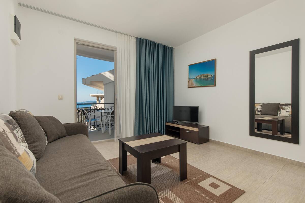Apartamento, 1 habitación, vistas parciales al mar, mirando al mar | 1 dormitorio, caja fuerte, escritorio y sistema de insonorización