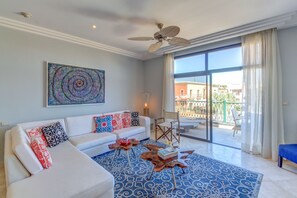 Departamento superior, 1 habitación, baño privado, vista al océano | Sala de estar | Televisión de pantalla plana 