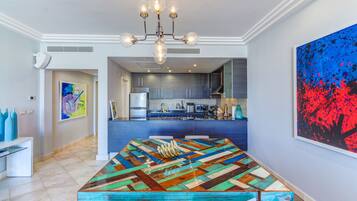 Departamento superior, 1 habitación, baño privado, vista al océano | Servicio a la habitación