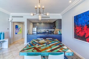 Departamento superior, 1 habitación, baño privado, vista al océano | Servicio a la habitación