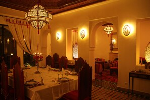 Tägliches inbegriffenes kontinentales Frühstück