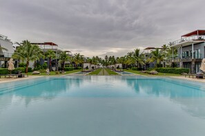 Piscine extérieure, chaises longues