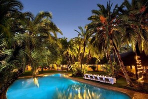 Outdoor pool - Kwa Maritane Self-Catering Chalets (Pilanesberg National Park)