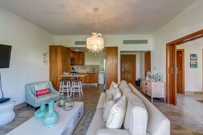 Superior-Apartment, 1 Schlafzimmer, eigenes Bad | Wohnzimmer | Fernseher