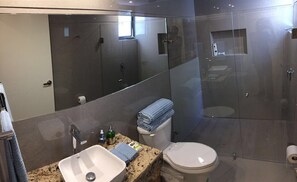 Căn hộ dành cho gia đình | Phòng tắm | Buồng tắm vòi sen, khăn tắm