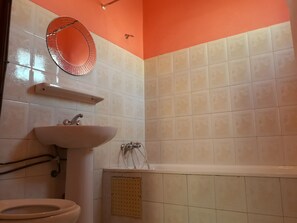 Basic House, 4 Bedrooms, Pool View (Riad) | Bathroom | Combined shower/bathtub, free toiletries, towels - Riad Alkarya (Marrakech)