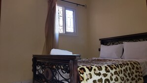 Casa básica, 4 habitaciones, vista a la alberca (Riad) | 4 habitaciones, wifi gratis y ropa de cama 