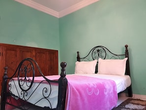 Casa básica, 4 quartos, vista para a piscina (Riad) | 4 quartos, Wi-Fi de cortesia, roupa de cama