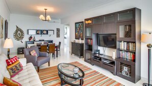 Superior Apartment, 3 Bedrooms, 2 Bathrooms, Ocean View | Living area - Torre Hemingway Piso 16 (Guayacanes)