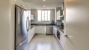 Superior Apartment, 3 Bedrooms, 2 Bathrooms, Ocean View | Private kitchen - Torre Hemingway Piso 16 (Guayacanes)
