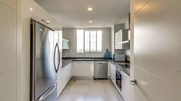 Superior Apartment, 3 Bedrooms, 2 Bathrooms, Ocean View | Private kitchen | Full-sized fridge, microwave, oven, stovetop