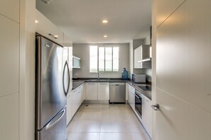 Appartement Supérieur, 3 chambres, 2 salles de bains, vue océan | Cuisine privée | Grand réfrigérateur, micro-ondes, four, plaque de cuisson