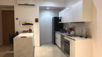 Comfort Apartment | Private kitchen | Fridge, microwave, cookware/dishes/utensils