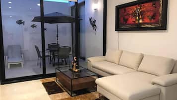 Departamento Confort | Área de sala de estar | Televisión de pantalla plana