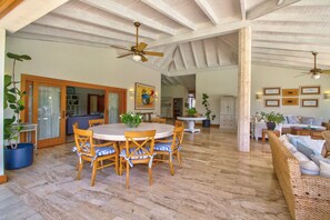 Hus Superior - 4 sovrum - privat pool | Vardagsrum | Tv