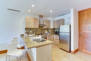 Deluxe Apartment, 1 Bedroom, Ensuite | Private kitchen