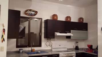 Comfort House | Private kitchen | Fridge, microwave, cookware/dishes/utensils