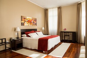 Deluxe-sviitti, 1 suuri parisänky | Ylelliset vuodevaatteet, minibaari, työpöytä, äänieristys