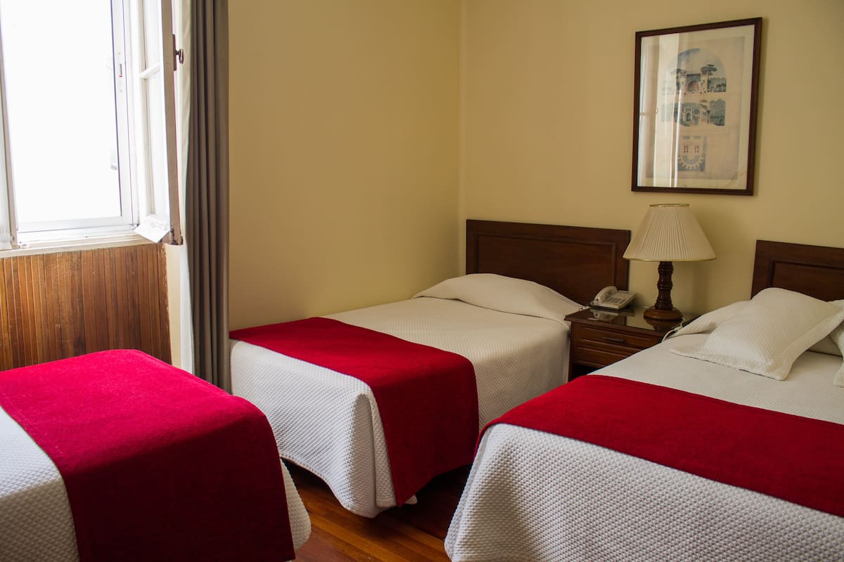 Dreibettzimmer, 3 Einzelbetten | Hochwertige Bettwaren, Minibar, Schreibtisch, schallisolierte Zimmer