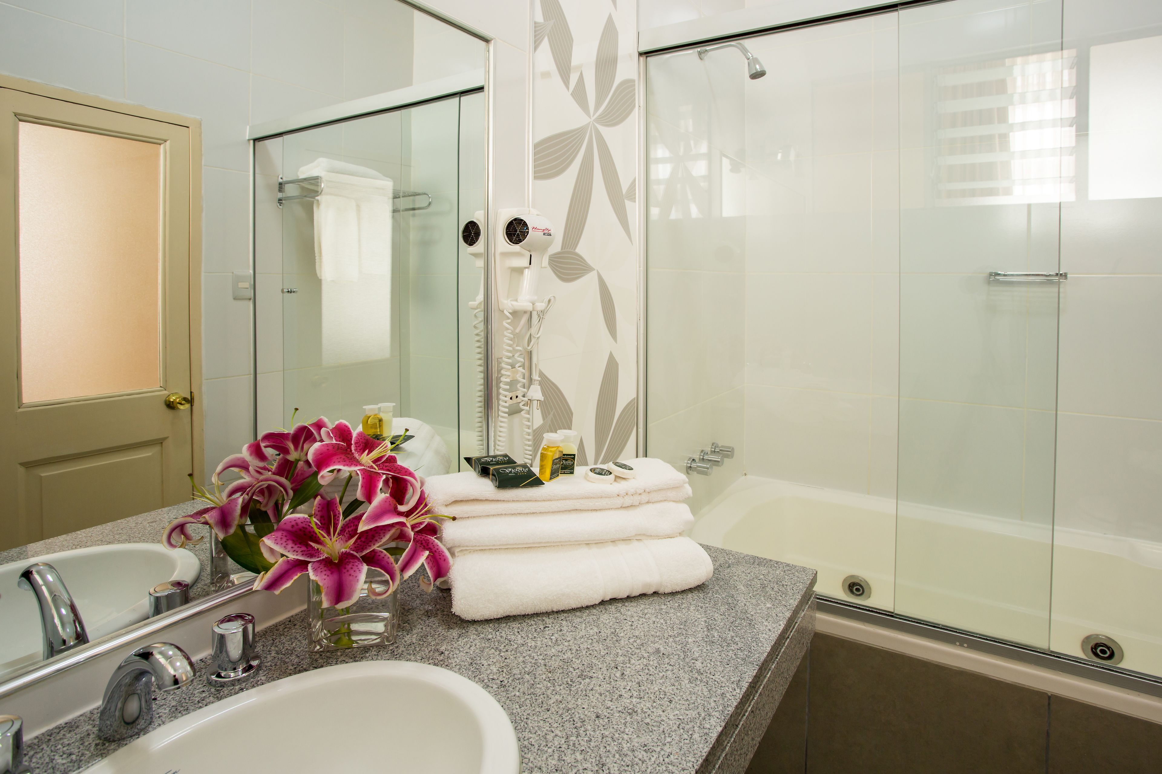 family suite, 1 king bed | bathroom | combined shower/bathtub, jetted bath, hydromassage showerhead
