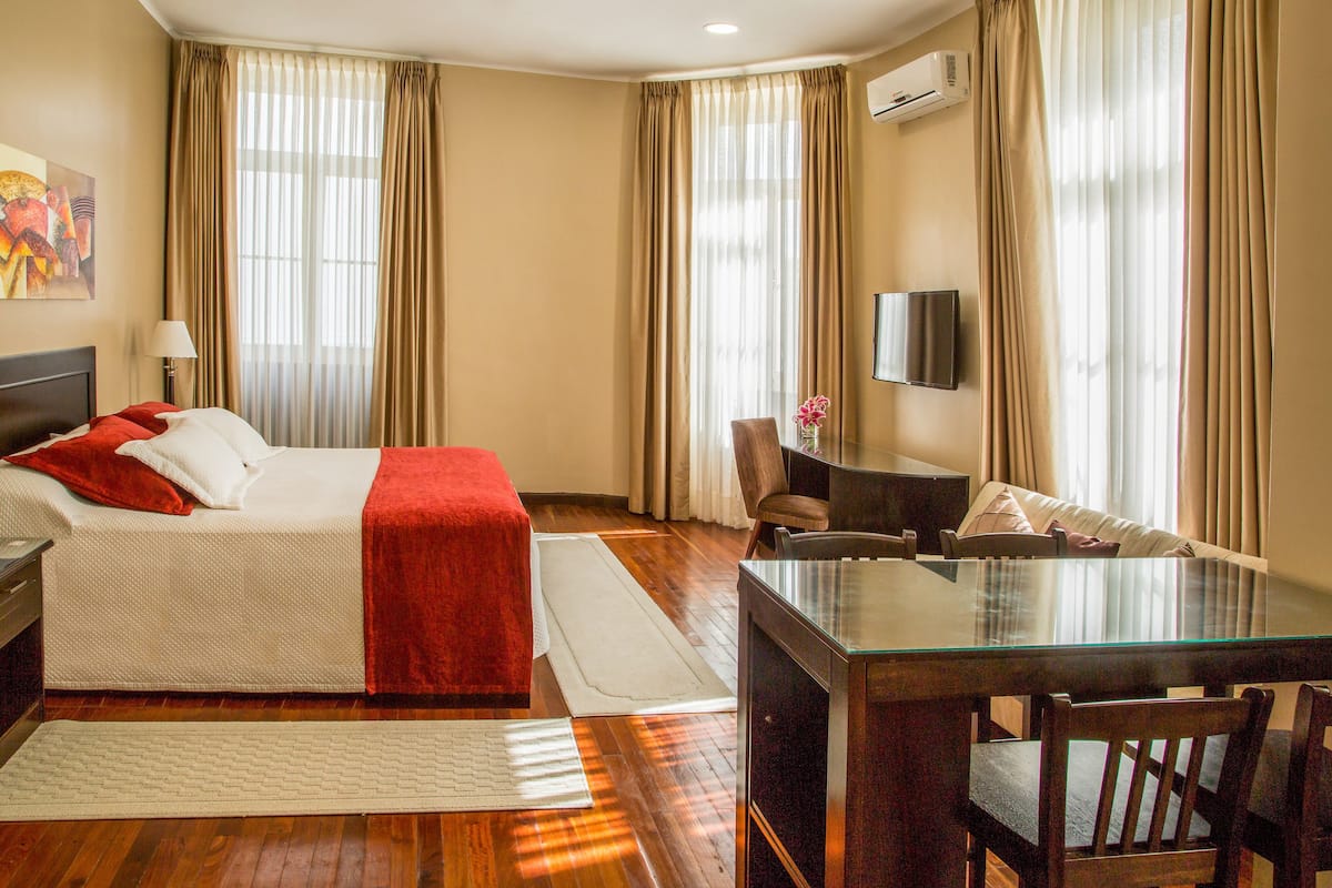 Deluxe Suite, 1 King Bed | 1 bedroom, premium bedding, minibar, desk