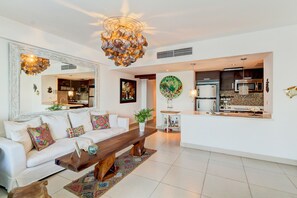 高级公寓, 2 间卧室, 海洋景观 | 客厅 | 电视