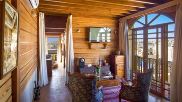 Panoramic Suite | Living area | 32-inch plasma TV with satellite channels, TV, fireplace