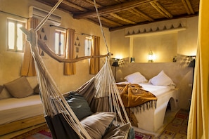 Romantic Suite | Premium bedding, minibar, in-room safe, individually decorated - Riad Chbanate (Essaouira)