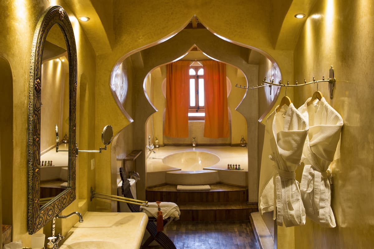 Bañera con ducha, bañera profunda, artículos de tocador gratuitos