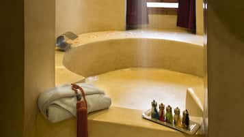 Romantic Suite | Deep-soaking bathtub