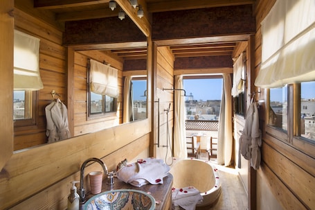 Panoramic-Suite | Badezimmer | Duschwanne, Komfortbadewanne, kostenlose Toilettenartikel, Haartrockner. Riad Chbanate