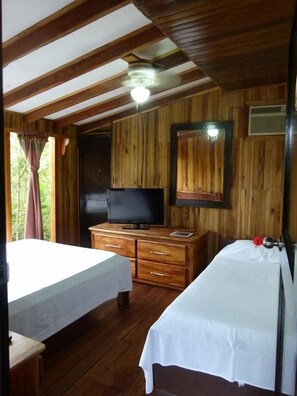 Kamar Triple Klasik, Beberapa Tempat Tidur, Bebas Asap Rokok, kamar mandi pribadi | Wi-Fi gratis dan seprai linen