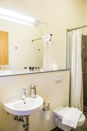 تجهيزات دش، مستلزمات مجانية للعناية الشخصية، مجففات شعر، مناشف
