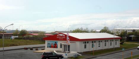 Vista frontal de la propiedad