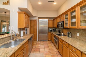 House, 4 Bedrooms | Private kitchen | Fridge, oven, coffee/tea maker, toaster
