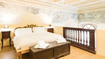 5 Schlafzimmer, Schreibtisch, Bügeleisen/Bügelbrett, Reisekinderbett