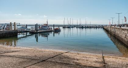 Green studio, Private Balcony, 100 meters, 2 min by foot, of Peniche Beach