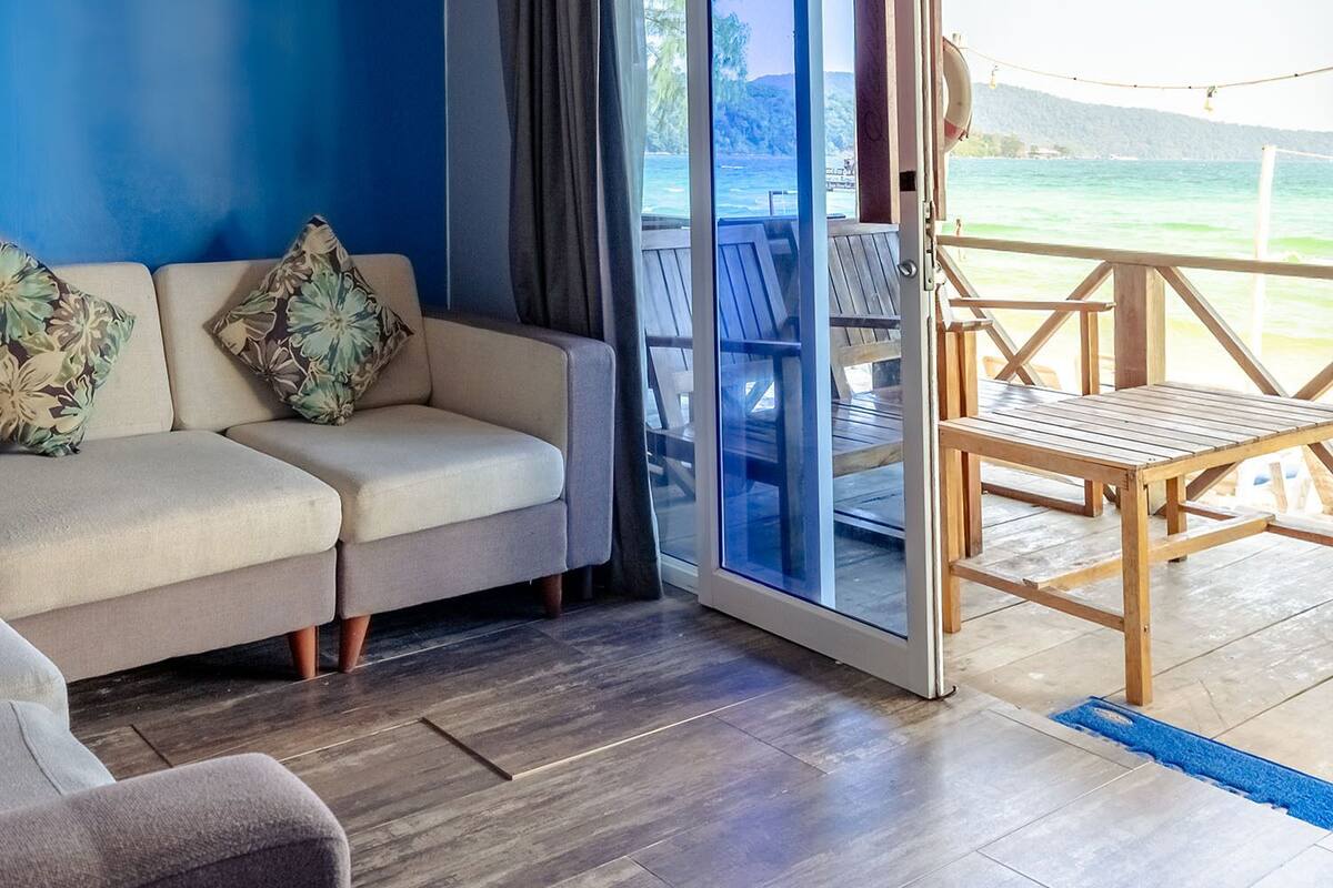 superior beach view family suite | living room | books