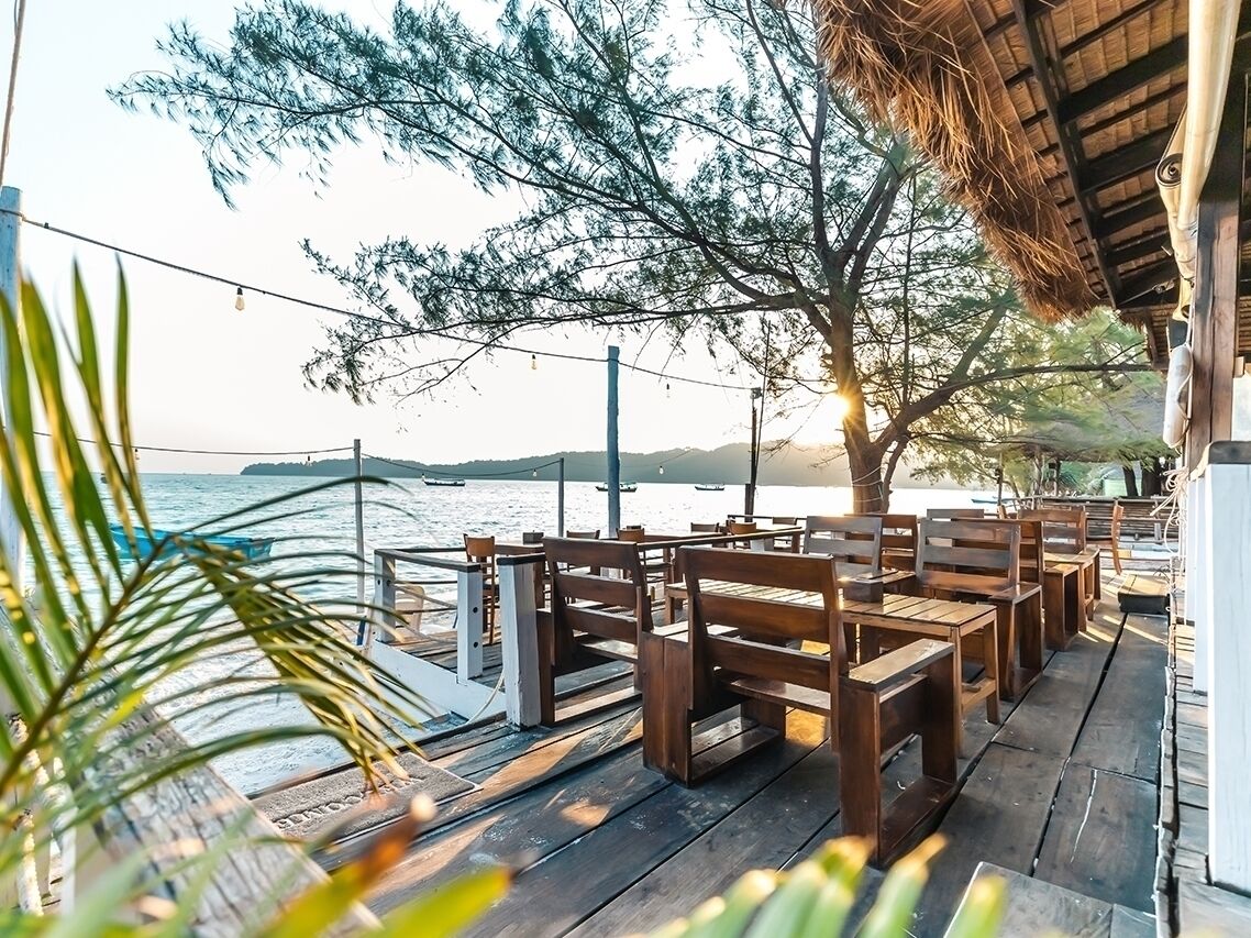 Se sirven desayunos, almuerzos y cenas; con vista a la playa