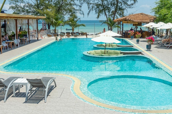 Piscina all'aperto, cabine incluse nel prezzo, ombrelloni da piscina