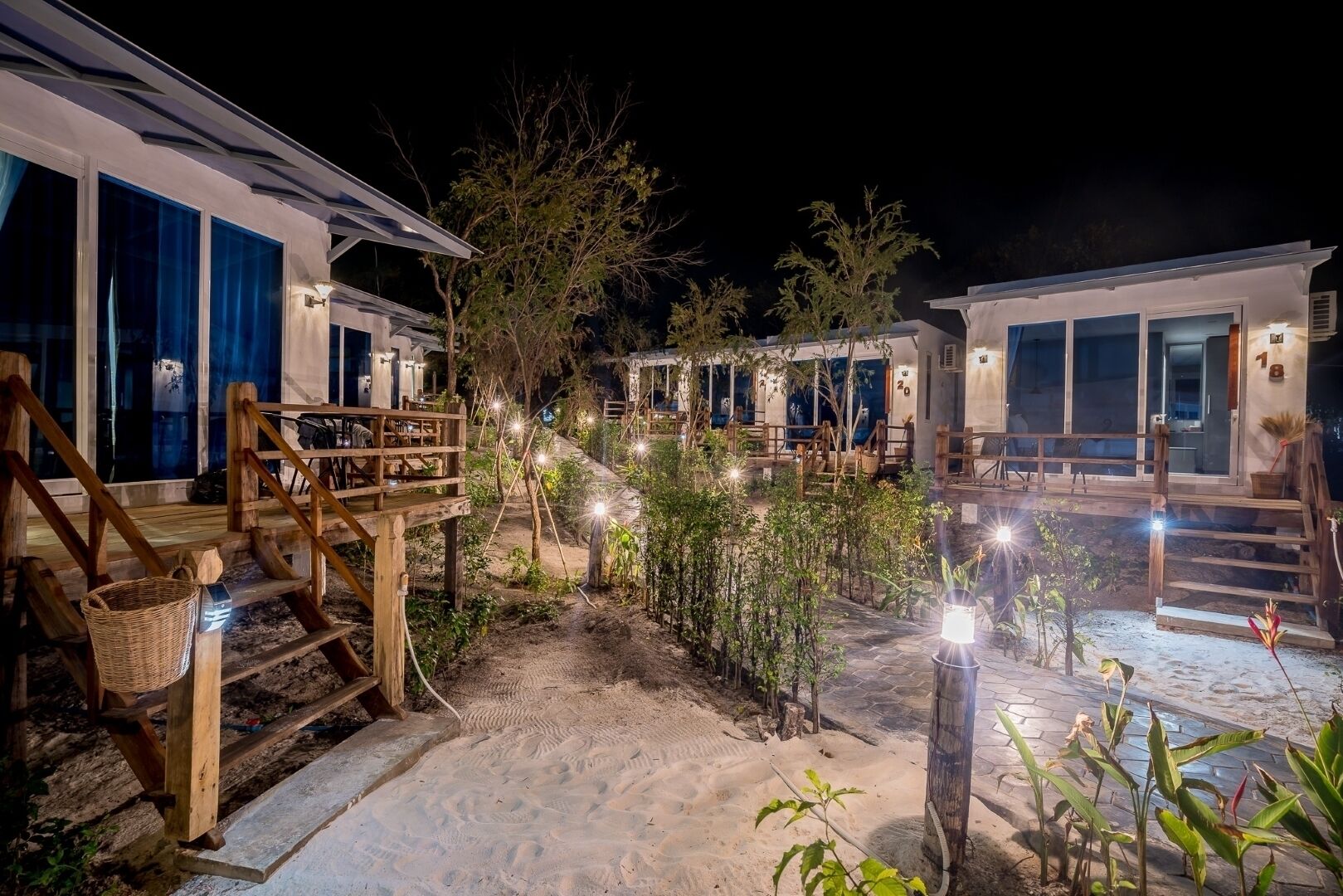 施設の正面 (日没後)