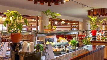 2 restaurants; breakfast, lunch, and dinner served