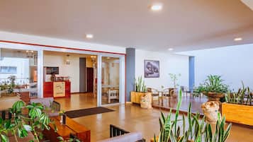 2 restaurants, breakfast, lunch, dinner served; international cuisine