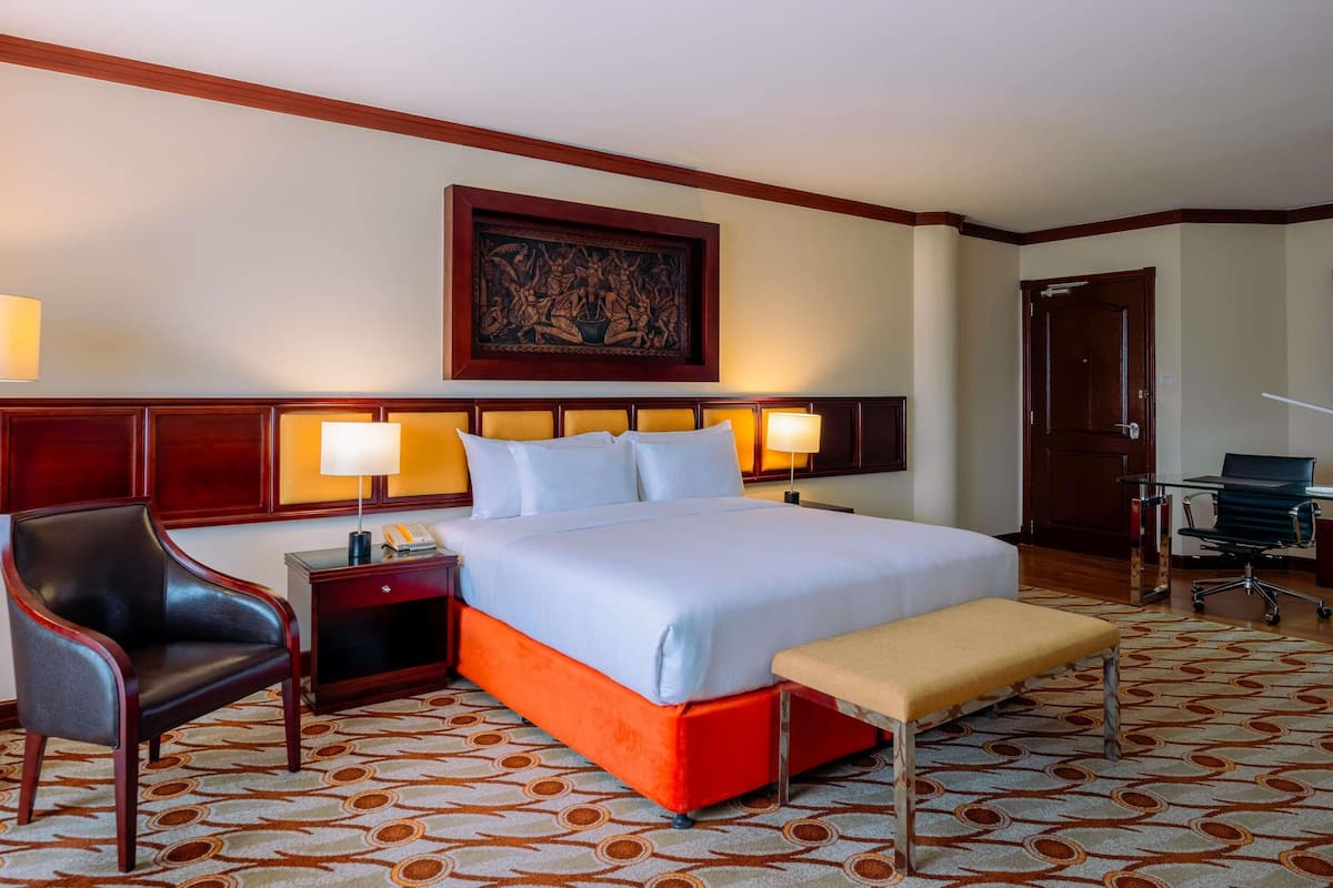 Executive Room, 1 King Bed, Pool View